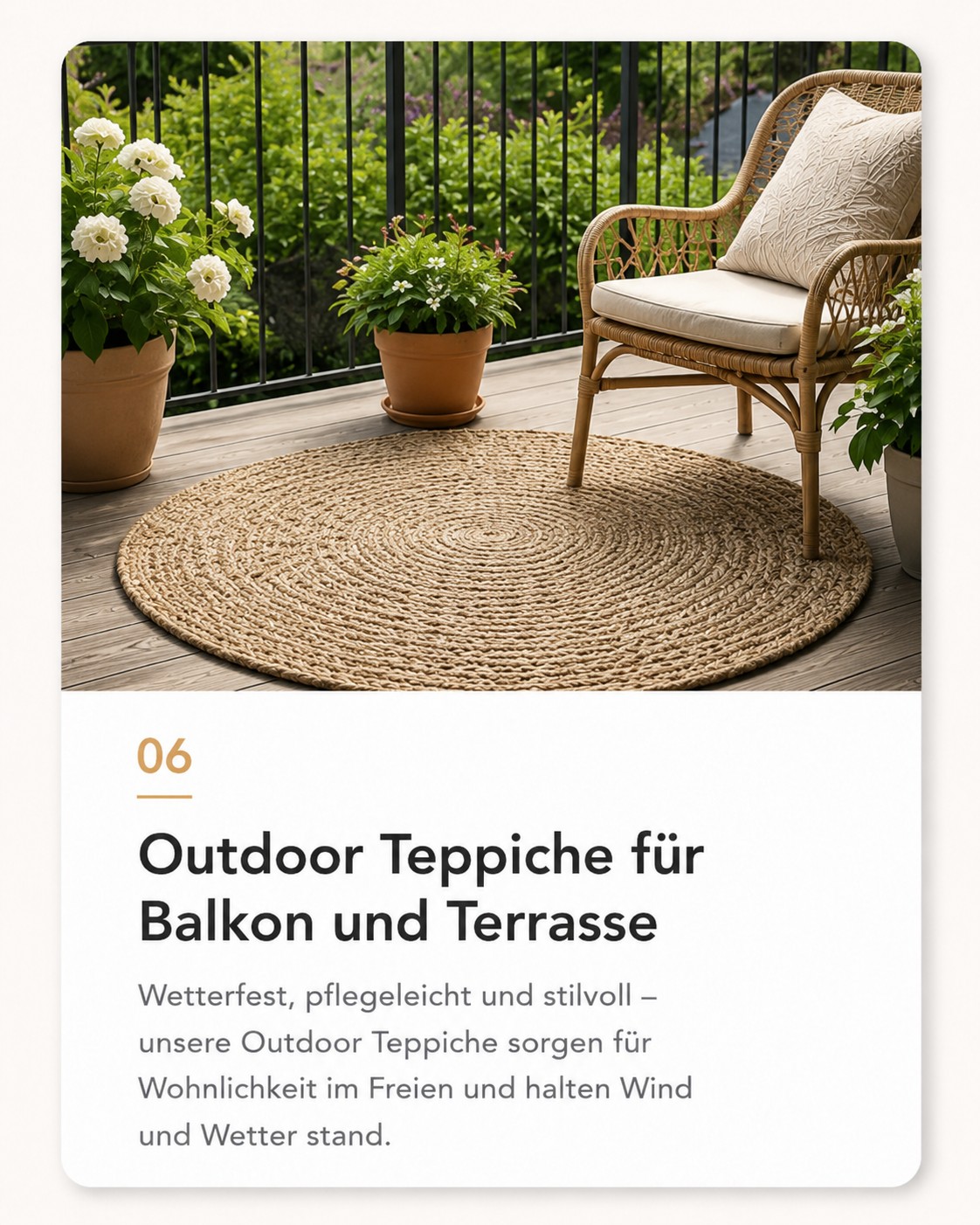 Balkon mit rundem Outdoor Teppich Pflanzen und Rattansessel