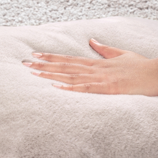 Flauschig warme Kissen – mit waschbarem Bezug – in beige