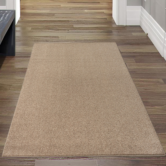 Schicker brauner Teppich – optimal für Flur, Diele, Garderobe und Schlafzimmer.