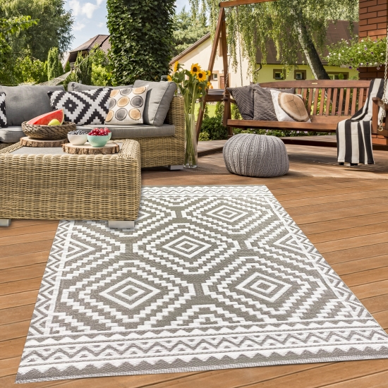 Wetterfester Kunststoff-Outdoor-Teppich mit Azteken-Motiv in grau