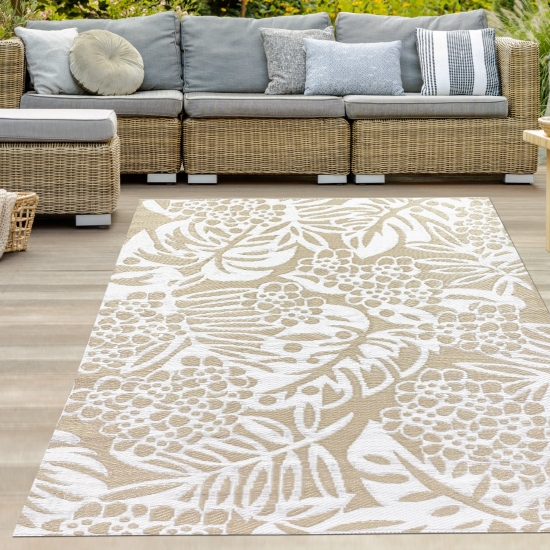 Recyclebarer Outdoor-Teppich mit tropischem Flair in beige
