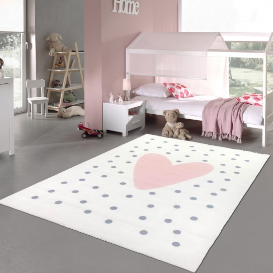 Kinderzimmer Teppich flauschig rosa Herz graue Punkte in creme