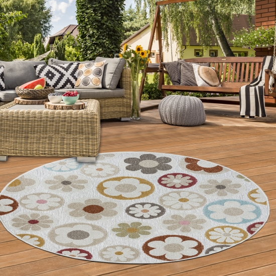 In- und Outdoor Teppich mit floralem Muster für in sanftem Creme und bunten Blumen