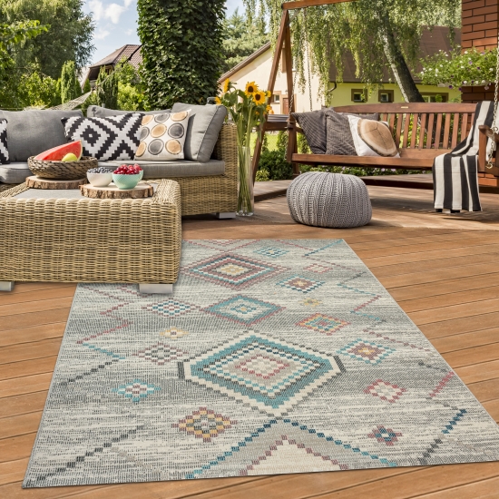 In- & Outdoor Teppich mit geometrischem Muster in creme-grün