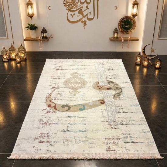 Gebetsteppich mit arabischer Kalligrafie und Ornamentmotiv in hellen Naturtönen
