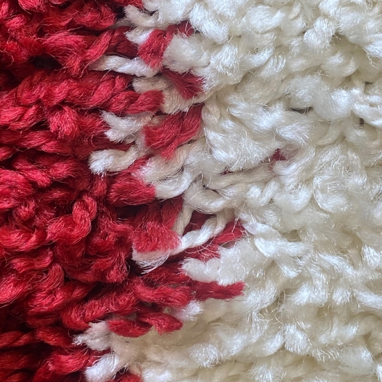 Preview: Shaggy Teppich Mehrfarbig Rot Grau Creme für Wohnzimmer und Schlafzimmer – moderner Hochflor Teppich weich und stilvoll