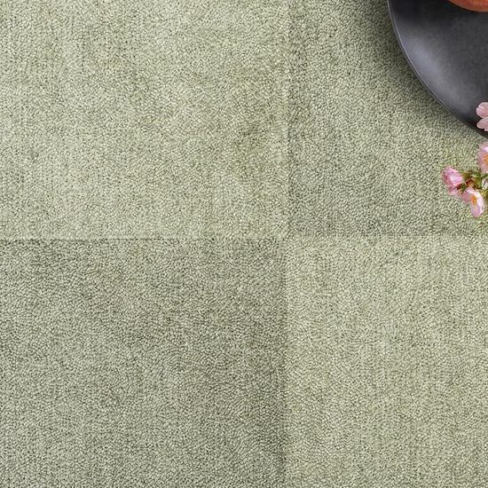 Preview: Kurzflor Teppich Grün mit modernem Karomuster und weicher Wolloptik