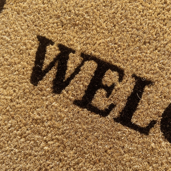 Preview: Kokos Fußmatte „Willkommen“ mit Verzierungen in schwarz