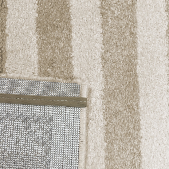 Kinderzimmerteppich weich robust gestreiftes Fussballfeld in creme beige