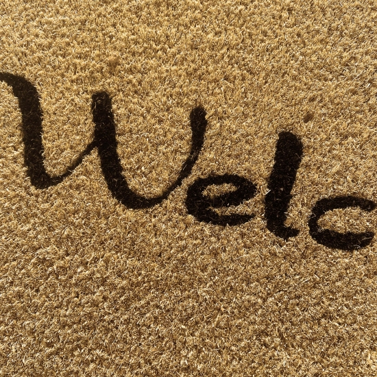 Preview: Nachhaltige Fußputzmatte aus Kokos dekoriert mit Blume in rot