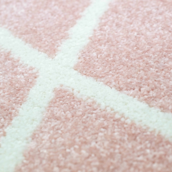 Preview: Teppich Skandinavischer Stil Wohnzimmer Rautenmuster - pflegeleicht - rosa creme weiß Preview: Teppich Skandinavischer Stil Wohnzimmer Rautenmuster - pflegeleicht - rosa creme weiß