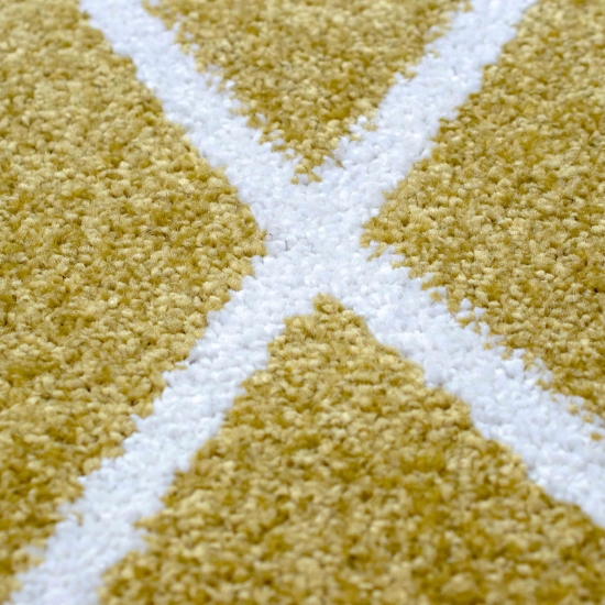 Preview: Teppich Skandinavischer Stil Wohnzimmer Rautenmuster - pflegeleicht - gold creme weiß Preview: Teppich Skandinavischer Stil Wohnzimmer Rautenmuster - pflegeleicht - gold creme weiß