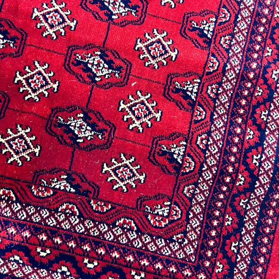 Eleganter Teppich mit orientalischen Ornamenten in rot