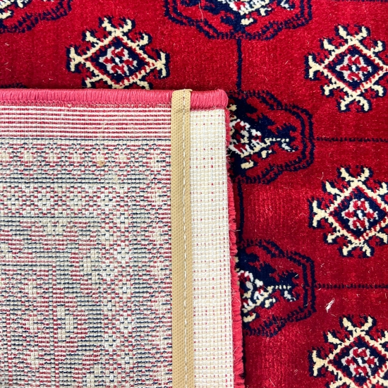 Eleganter Teppich mit orientalischen Ornamenten in rot
