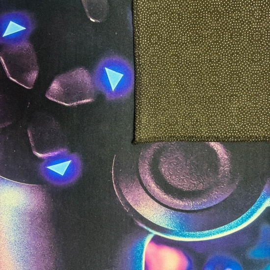 Gaming-Teppich mit lebendigen neon-farbigen Symbolen und schwebendem Controller