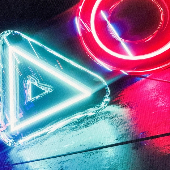 Gamingteppich rutschfest mit Neonfarbenen Symbolen als Muster