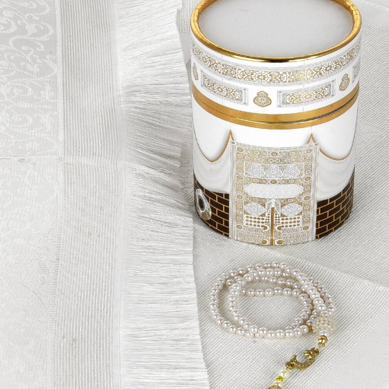 Preview: Gebetsteppich Taftstoff Weiß mit Geschenkbox und Gebetskette – stilvoll dekorativ 65 x 110 cm