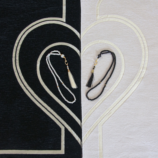 Preview: Gebetsteppich-Set für Paare Herz Schwarz & Weiß – inkl. Geschenkbox & Tesbih – stilvoll & symbolisch 2 x 70 x 115 cm