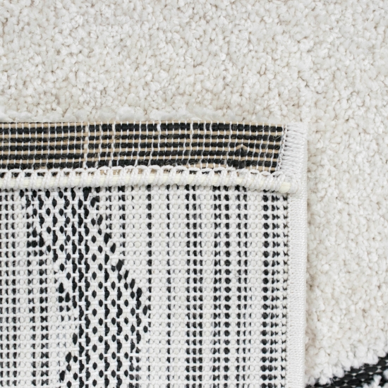 Flauschiger Teppich mit abstraktem Flachgewebe Rautendesign