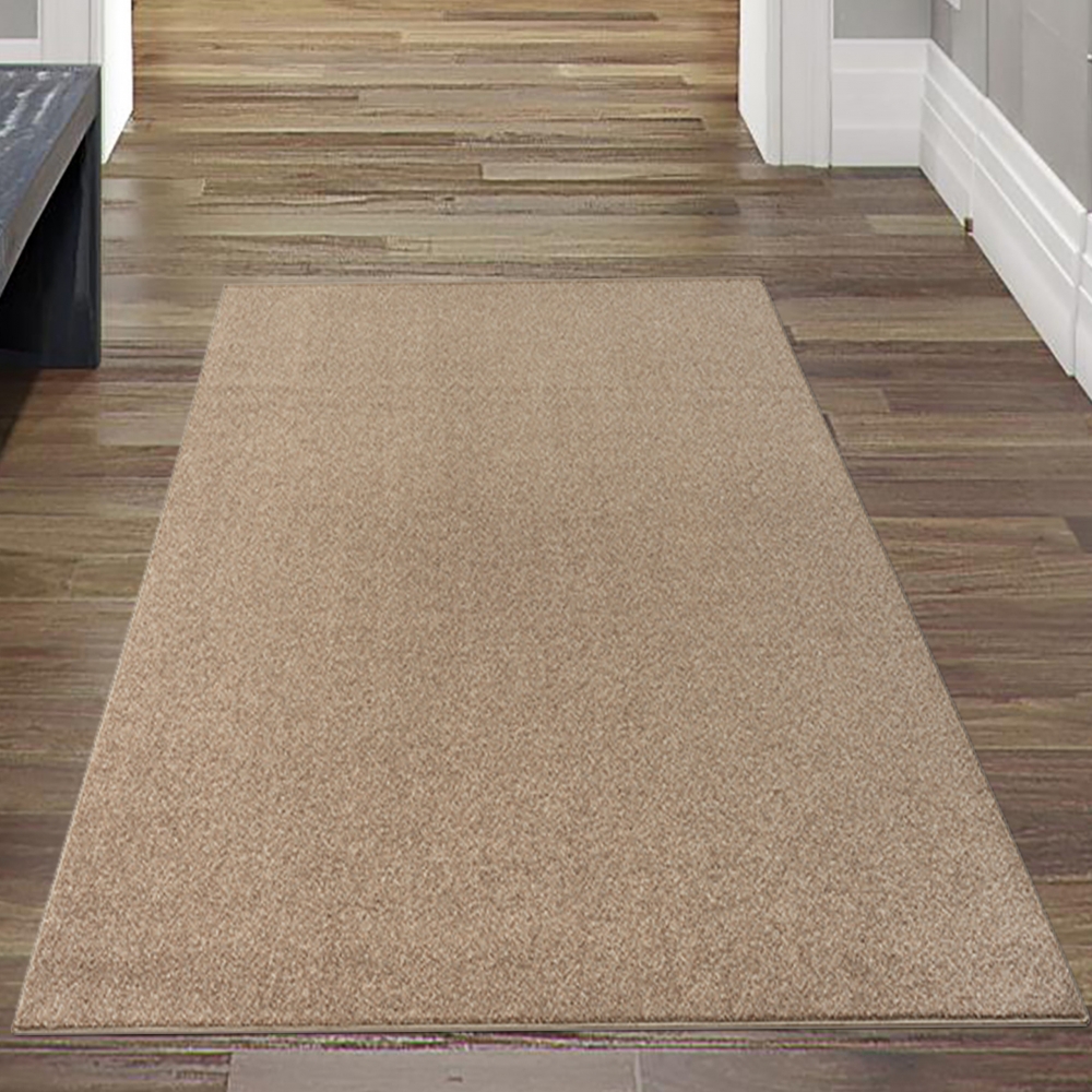 Schicker brauner Teppich – optimal für Flur, Diele, Garderobe und Schlafzimmer.