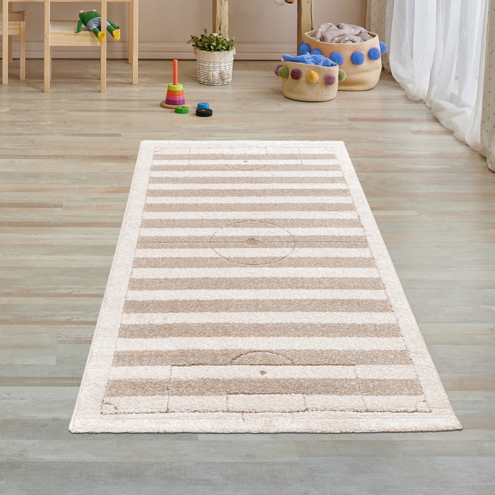 Kinderzimmerteppich weich robust gestreiftes Fussballfeld in creme beige