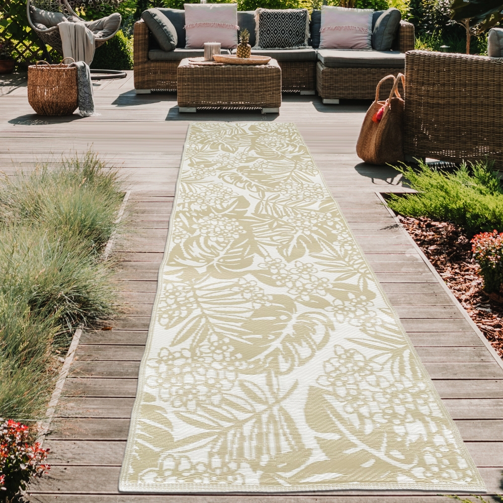 Recyclebarer Outdoor-Teppich mit tropischem Flair in beige