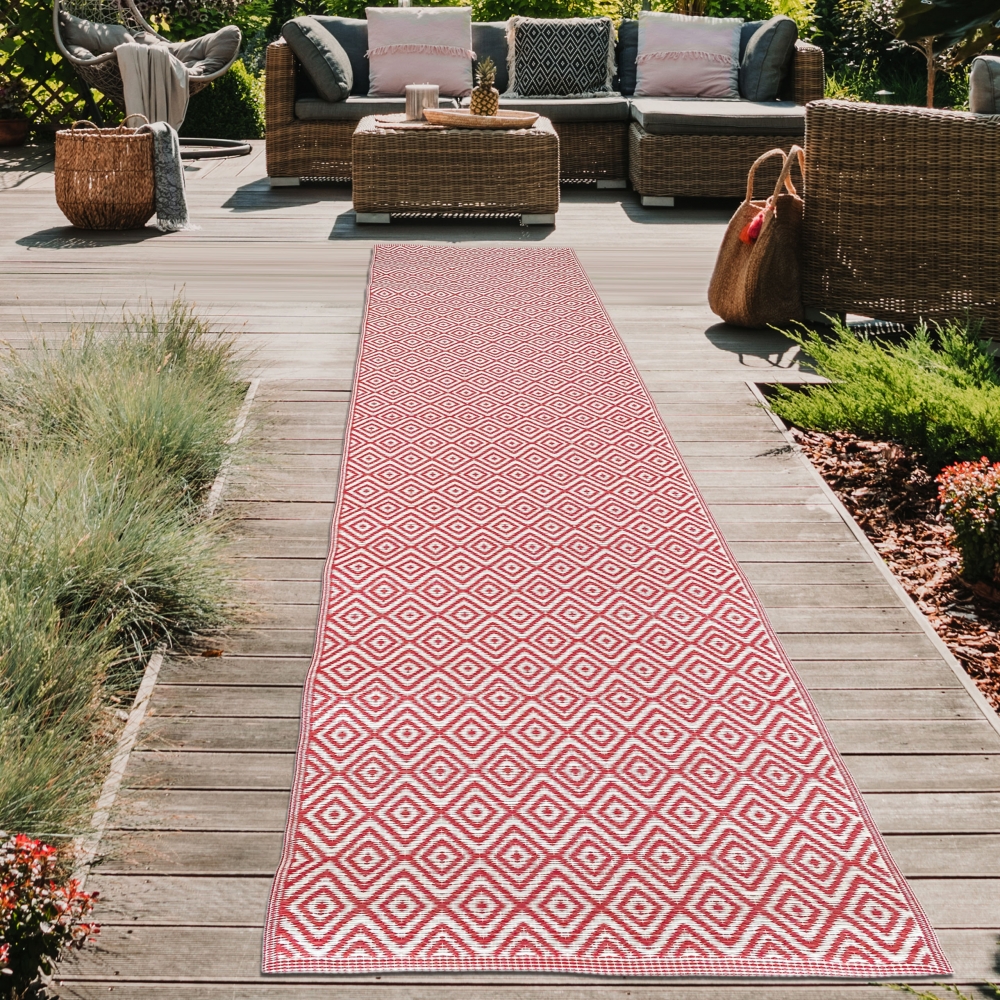 Praktischer Plastik Outdoor-Teppich mit Rautenmuster in rot/weiß