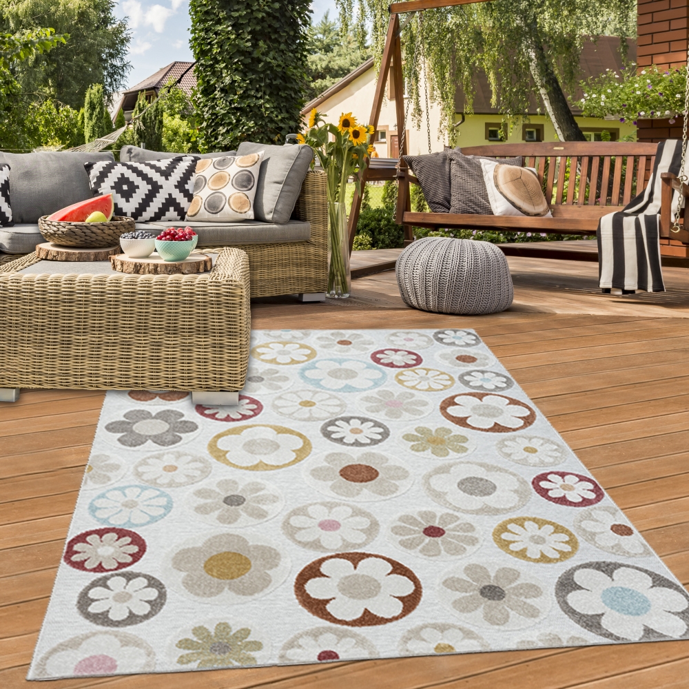 In- und Outdoor Teppich mit floralem Muster für in sanftem Creme und bunten Blumen