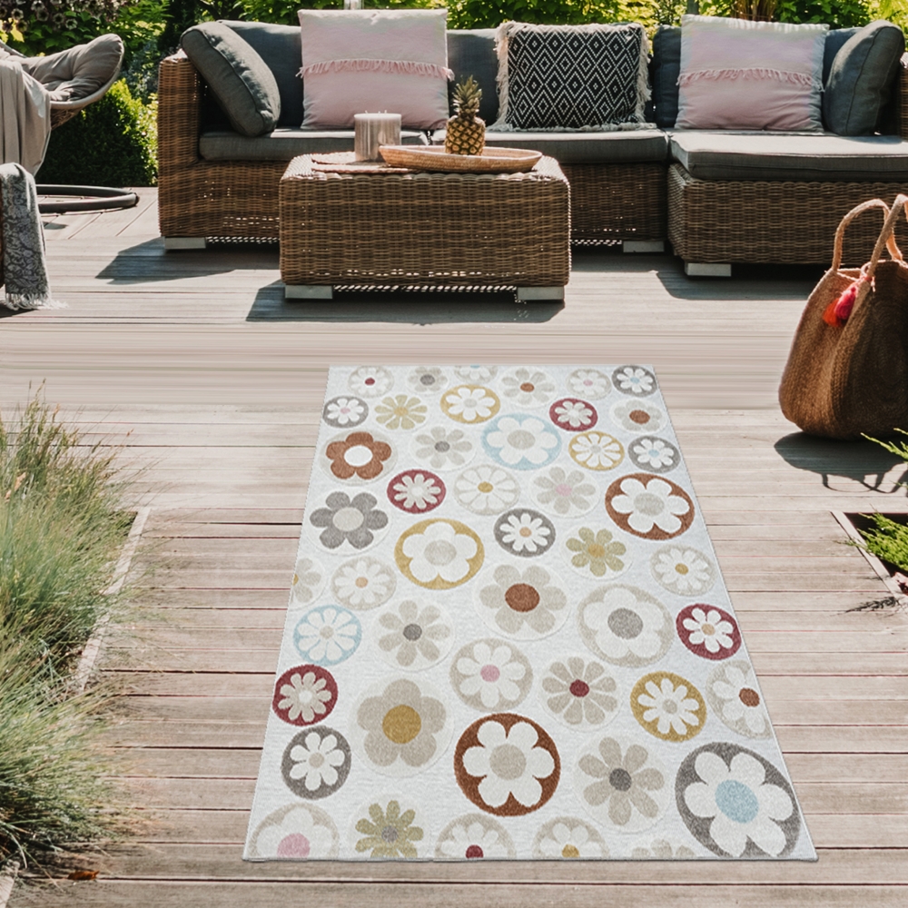 In- und Outdoor Teppich mit floralem Muster für in sanftem Creme und bunten Blumen