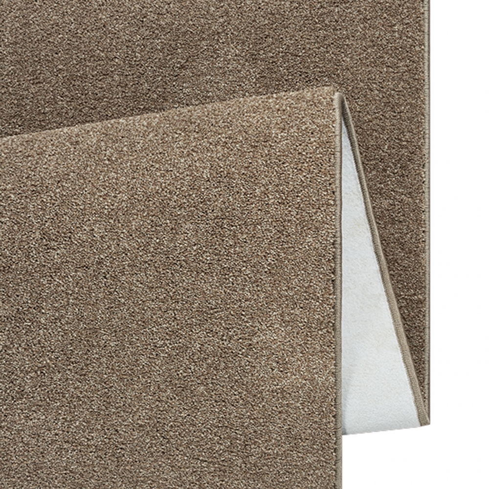 Schicker brauner Teppich – optimal für Flur, Diele, Garderobe und Schlafzimmer.