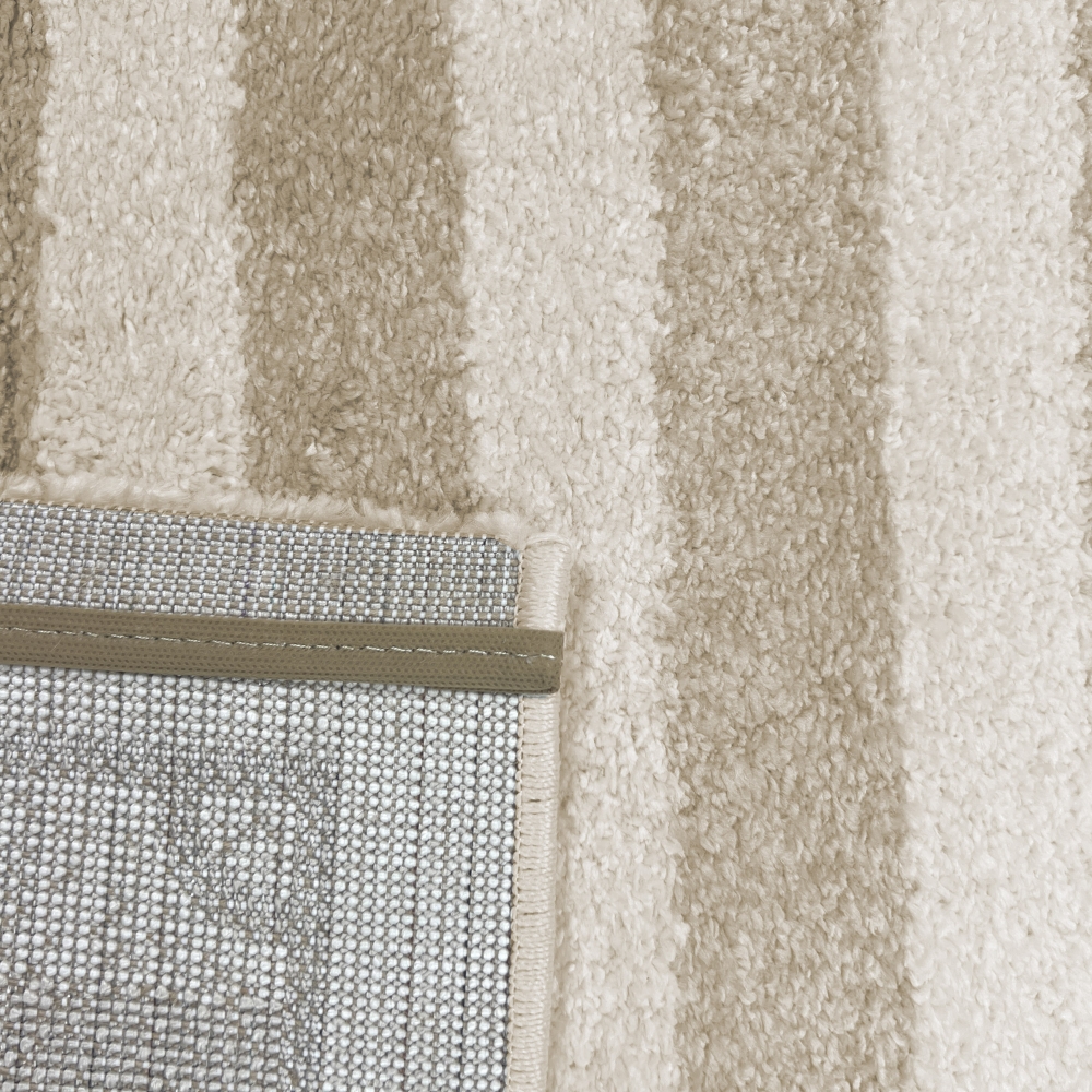 Kinderzimmerteppich weich robust gestreiftes Fussballfeld in creme beige