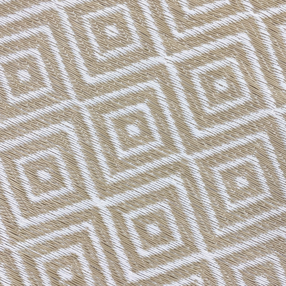Kunststoff Outdoor-Teppich mit Rautenmuster in beige