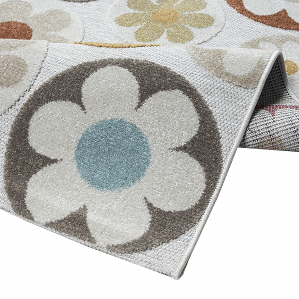 In- und Outdoor Teppich mit floralem Muster für in sanftem Creme und bunten Blumen