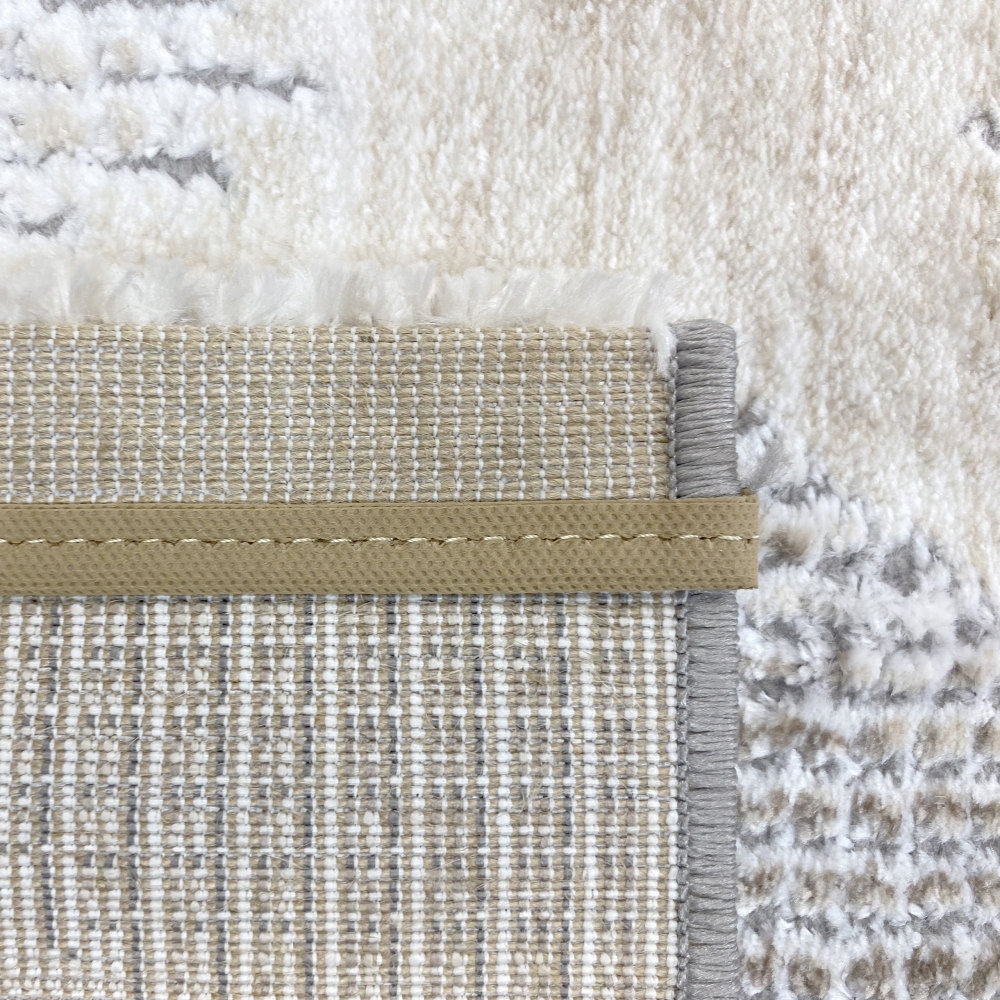 Schlafzimmer Teppich – schlichtes Rautenmuster – in creme