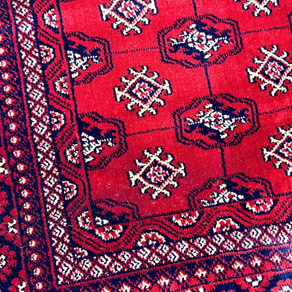 Eleganter Teppich mit orientalischen Ornamenten in rot