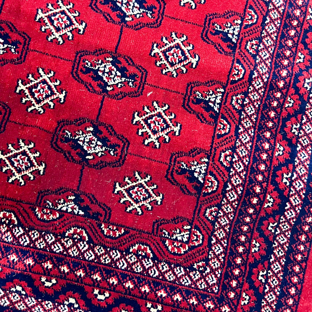 Eleganter Teppich mit orientalischen Ornamenten in rot