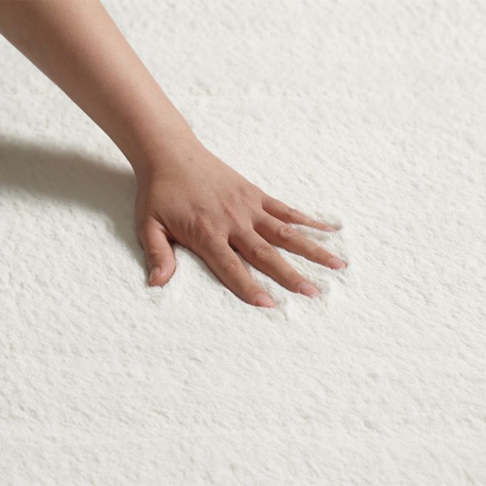 Teppich Creme mit Antirutsch-Rücken und weicher Oberfläche