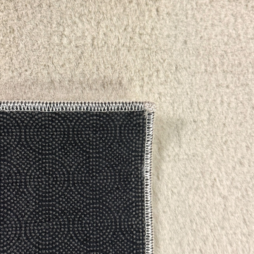 Teppich Beige mit weicher Oberfläche und rutschhemmendem Rücken