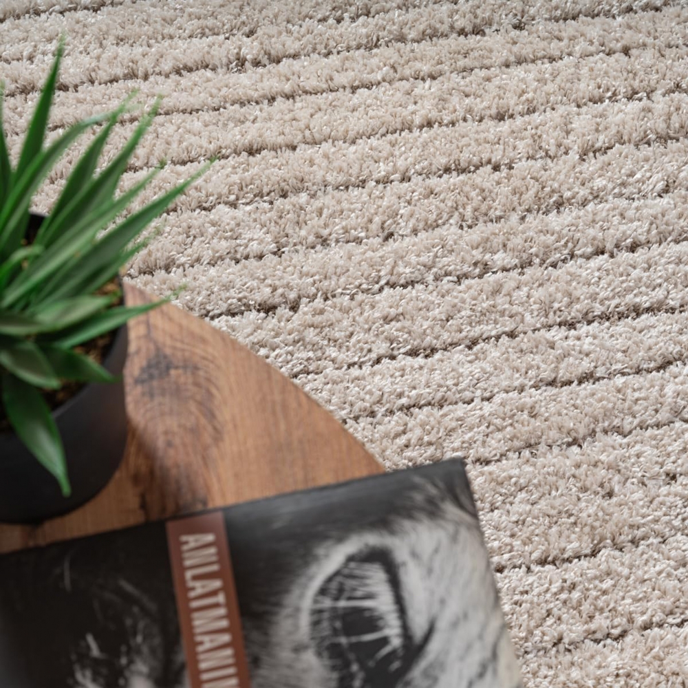 Teppich Beige mit Linienmuster weich pflegeleicht fürs Wohnzimmer