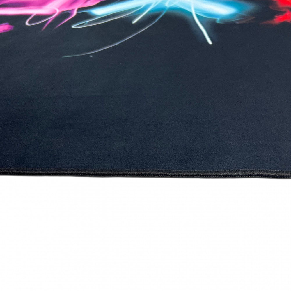 Gaming Teppich mit neonfarbigen Symbolen auf schwarzem Hintergrund