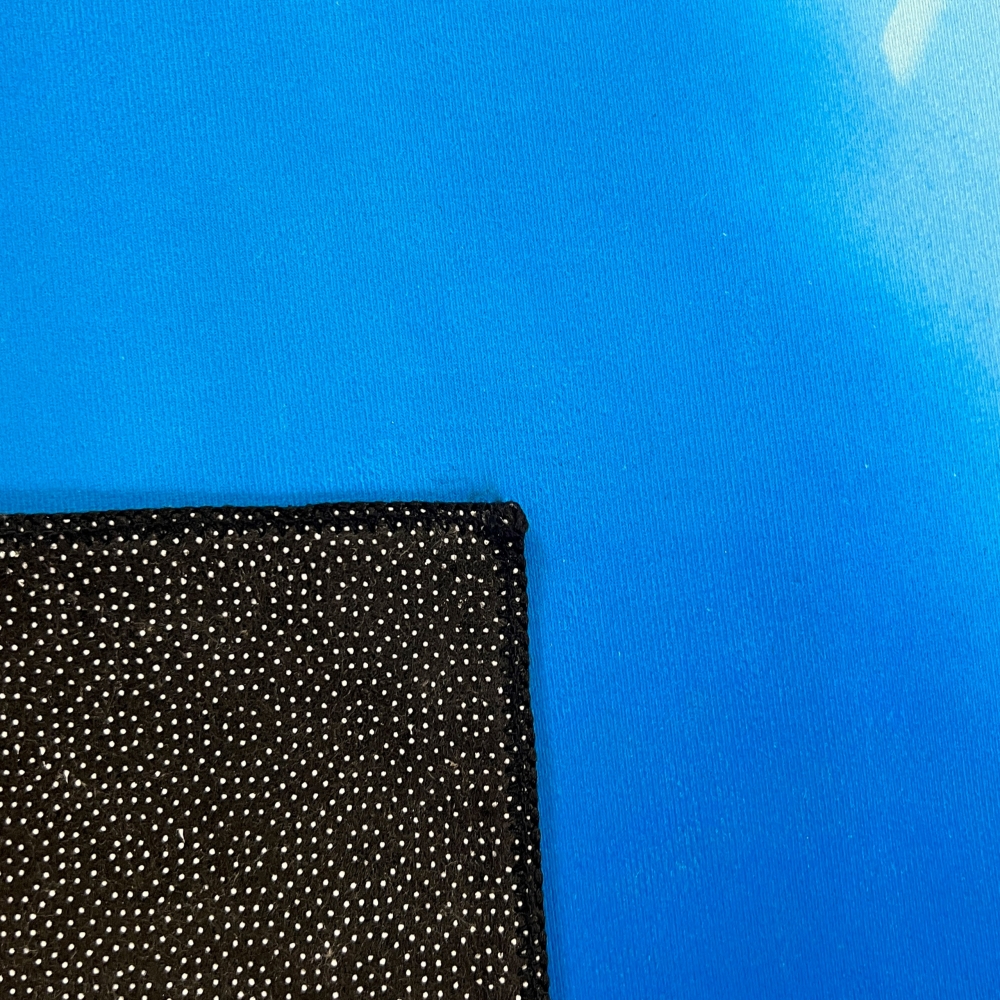 Gaming Teppich mit Joystick und blauem Neon-Strahl