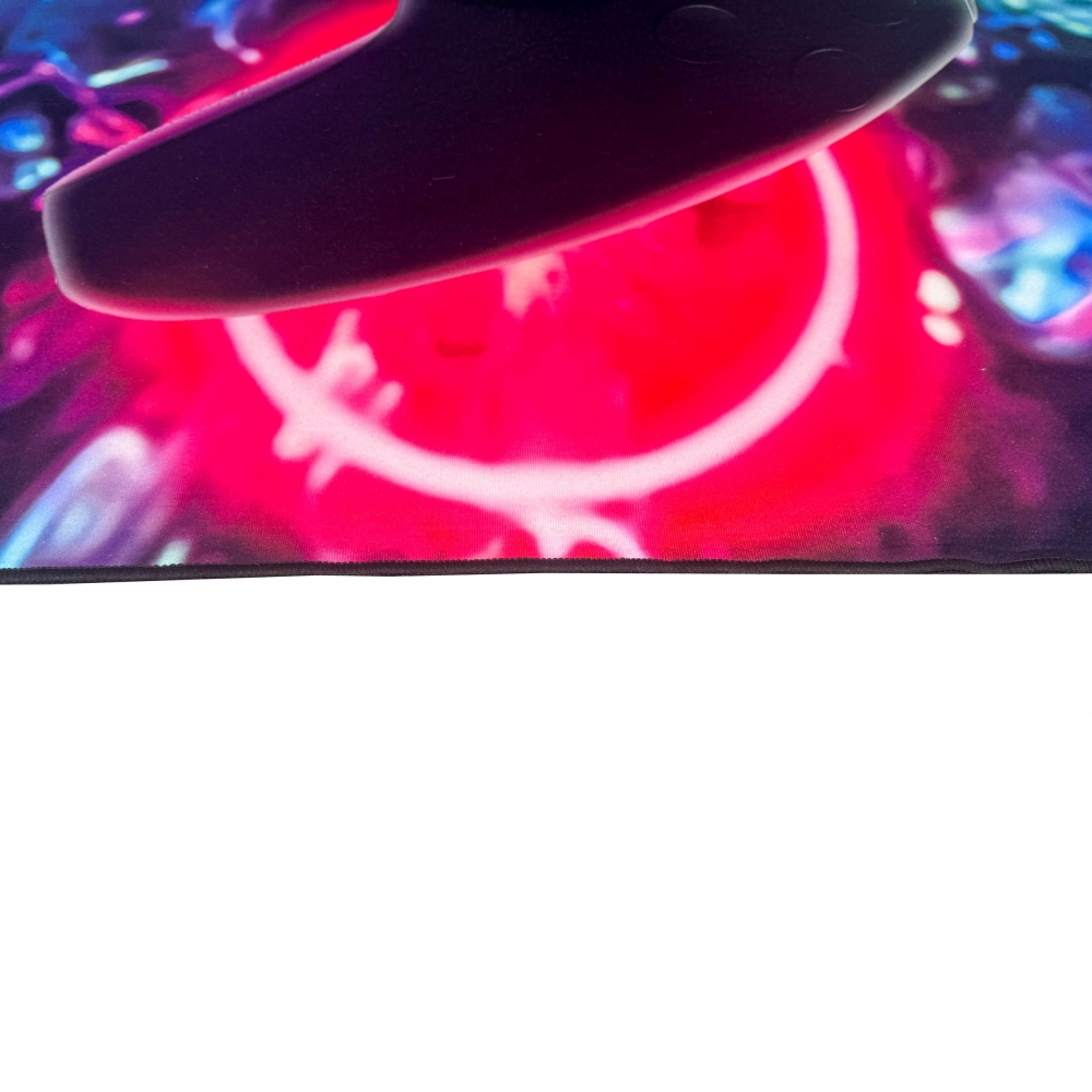 Gaming-Teppich mit lebendigen neon-farbigen Symbolen und schwebendem Controller