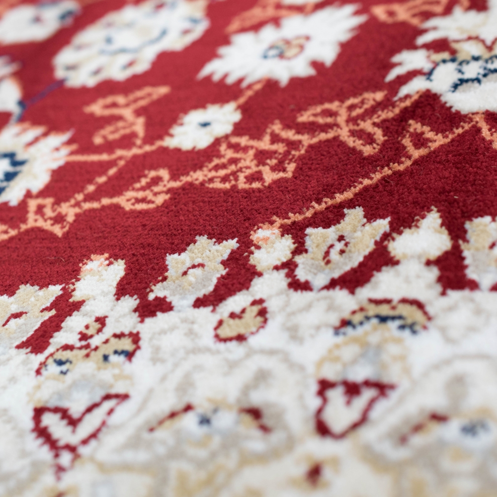Orientalischer Teppich mit eleganten Verzierungen in rot