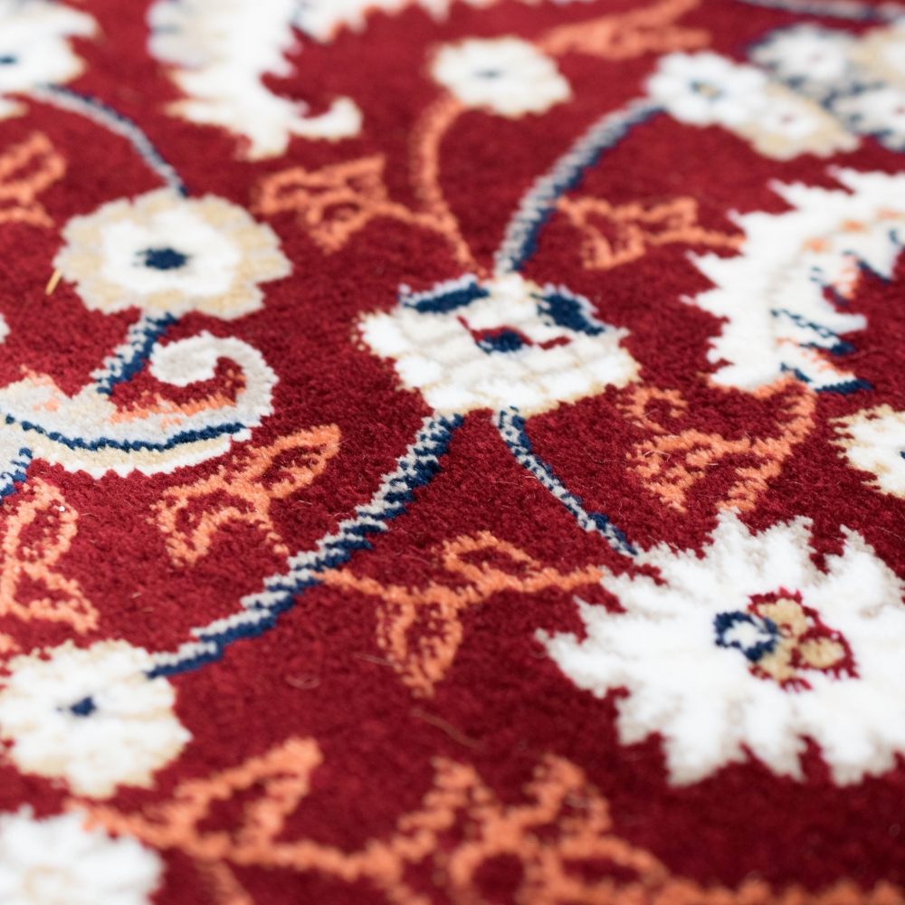 Orientalischer Teppich mit eleganten Verzierungen in rot