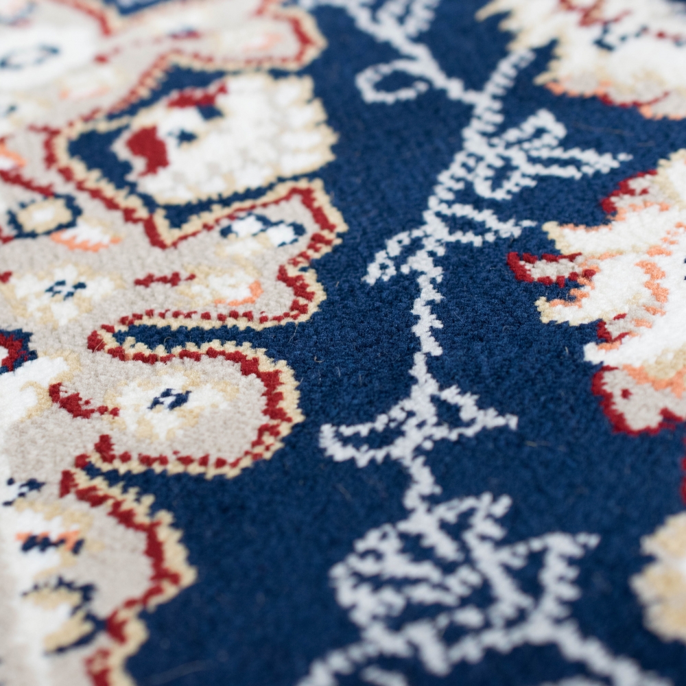 Flurläufer mit eleganten Verzierungen in blau