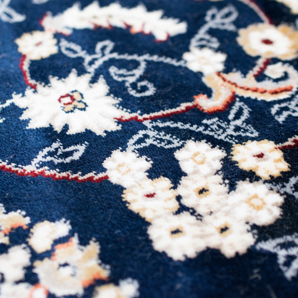 Orientalischer Teppich mit eleganten Verzierungen in blau